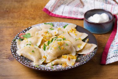 Kıyma dolu köfteler. Varenyky, vareniki, pierogi, pyrohy - dolgulu hamur tatlısı