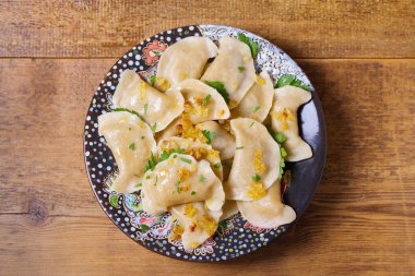 Kıyma dolu köfteler. Varenyky, vareniki, pierogi, pirohy - dolgulu börek. Yüksek açı görünümü