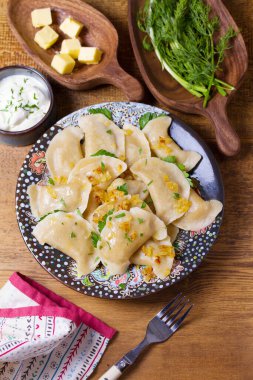 Kıyma dolu köfteler. Varenyky, vareniki, pierogi, pirohy - dolgulu börek. Yüksek açı görünümü