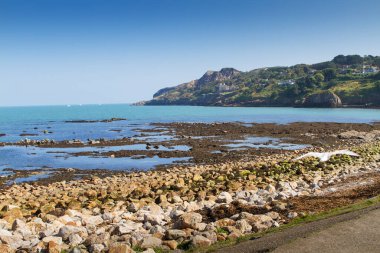 Güverteden Howth 'a, Howth Yarımadası Dublin İrlanda' sındaki bir İrlanda kasabasına bakın. Sakin mavi deniz manzarası ve berrak gökyüzü 