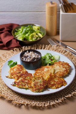 Kremalı mantarlı haşhaş. Patates keki veya sebzeli börek, köfte.