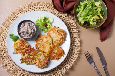 Kremalı mantarlı haşhaş. Patates kekleri, sebzeli börekler, börekler. Yukarıdan görüntüle, en üstten