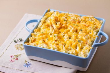 Shepherd 's Pie veya Cottage Pie. Biftek kıyma ve patates püresi ve peynirli sebze ile yapılan tuzlu turta.