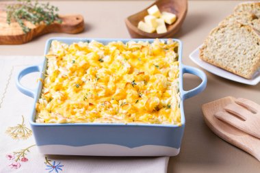 Shepherd 's Pie veya Cottage Pie. Biftek kıyma ve patates püresi ve peynirli sebze ile yapılan tuzlu turta.