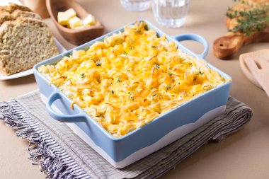 Shepherd 's Pie veya Cottage Pie. Biftek kıyma ve patates püresi ve peynirli sebze ile yapılan tuzlu turta.
