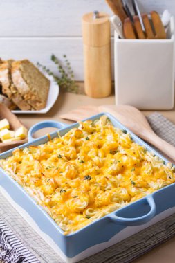 Shepherd 's Pie veya Cottage Pie. Biftek kıyma ve patates püresi ve peynirli sebze ile yapılan tuzlu turta.