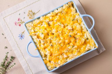 Shepherd 's Pie veya Cottage Pie. Patates püresi ve peynirle kaplı kıyma ve sebzeyle yapılan tuzlu turta. Yukarıdan görüntüle, en üstten