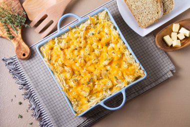 Shepherd 's Pie veya Cottage Pie. Patates püresi ve peynirle kaplı kıyma ve sebzeyle yapılan tuzlu turta. Yukarıdan görüntüle, en üstten