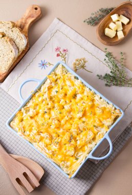Shepherd 's Pie veya Cottage Pie. Patates püresi ve peynirle kaplı kıyma ve sebzeyle yapılan tuzlu turta. Yukarıdan görüntüle, en üstten