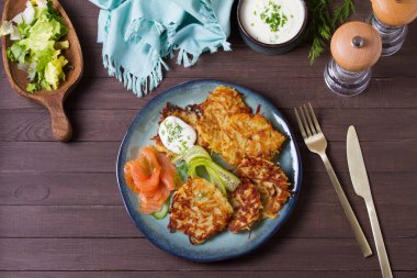 Füme somon ve salatalıklı patates kızartması. Patates kekleri, sebzeli börekler, börekler. Yukarıdan görüntüle, en üstten