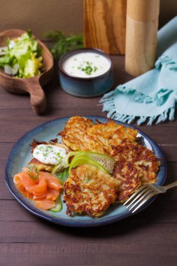 Füme somon ve salatalıklı patates kızartması. Patates kekleri, sebzeli börekler, börekler. Yukarıdan görüntüle, en üstten
