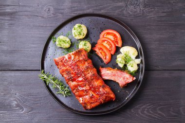 Siyah tabakta patates ve lahana salatası. Yukarıdan görüntüle, en üstten