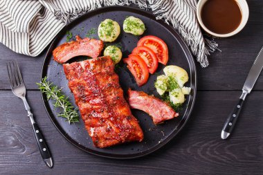 Siyah tabakta patates ve lahana salatası. Yukarıdan görüntüle, en üstten