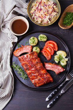 Siyah tabakta patates ve lahana salatası. Yukarıdan görüntüle, en üstten