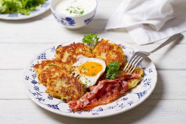 Patates keki. Sebzeli börek, latke, patates kızartması. Kızarmış yumurta ve pastırmalı sebzeli krep.