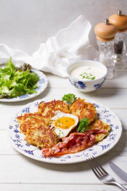 Patates keki. Sebzeli börek, latke, patates kızartması. Kızarmış yumurta ve pastırmalı sebzeli krep.