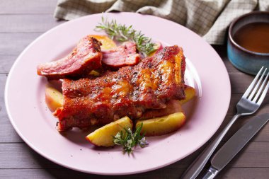 Izgara domuz pirzolası, elmalı ve biberiyeli.