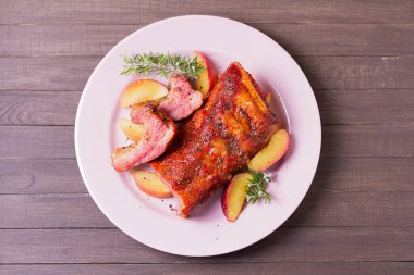 Elmalı ve biberiyeli ızgara domuz pirzolası. Yukarıdan görüntüle, en üstten 