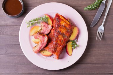 Elmalı ve biberiyeli ızgara domuz pirzolası. Yukarıdan görüntüle, en üstten 