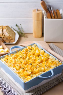 Kahverengi arka planda fırın kabında Shepherd 's Pie veya Cottage Pie. Geleneksel İrlanda ve İngiliz yemekleri