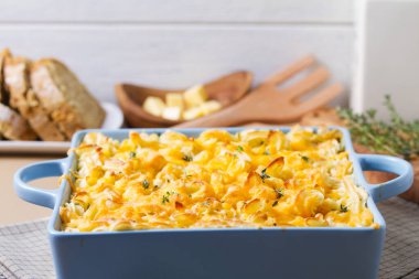 Kahverengi arka planda fırın kabında Shepherd 's Pie veya Cottage Pie. Geleneksel İrlanda ve İngiliz yemekleri