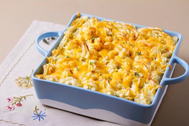 Kahverengi arka planda fırın kabında Shepherd 's Pie veya Cottage Pie. Geleneksel İrlanda ve İngiliz yemekleri