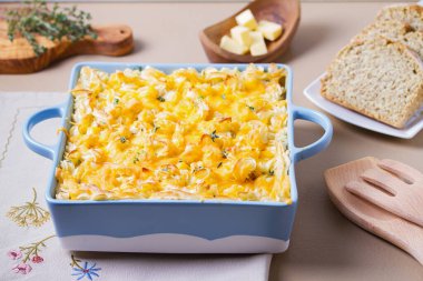 Kahverengi arka planda fırın kabında Shepherd 's Pie veya Cottage Pie. Geleneksel İrlanda ve İngiliz yemekleri