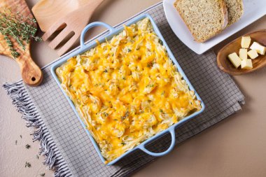 Kahverengi arka planda fırın kabında Shepherd 's Pie veya Cottage Pie. Geleneksel İrlanda ve İngiliz yemekleri. Yüksek açı görünümü