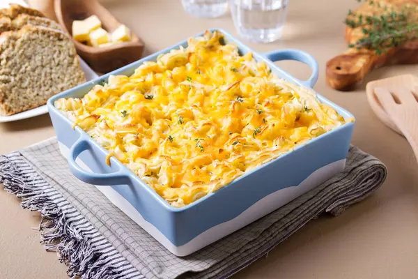 Kahverengi arka planda fırın kabında Shepherd 's Pie veya Cottage Pie. Geleneksel İrlanda ve İngiliz yemekleri