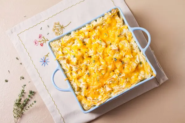 Kahverengi arka planda fırın kabında Shepherd 's Pie veya Cottage Pie. Geleneksel İrlanda ve İngiliz yemekleri. Yüksek açı görünümü