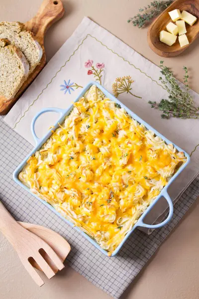 Kahverengi arka planda fırın kabında Shepherd 's Pie veya Cottage Pie. Geleneksel İrlanda ve İngiliz yemekleri. Yüksek açı görünümü