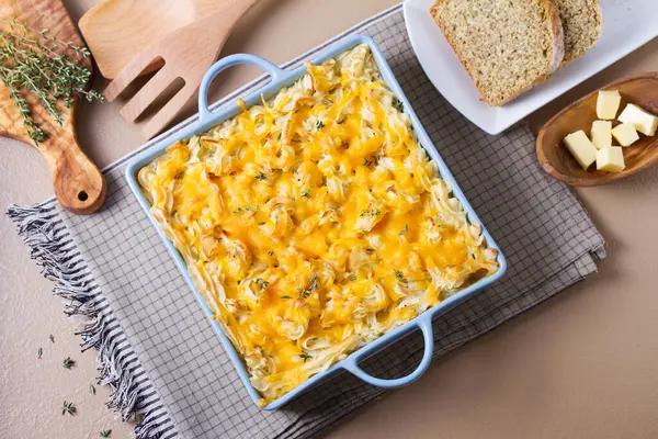 Kahverengi arka planda fırın kabında Shepherd 's Pie veya Cottage Pie. Geleneksel İrlanda ve İngiliz yemekleri. Yüksek açı görünümü