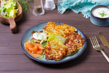 Füme somon, salatalık ve yoğurtlu haşhaş. Sebzeli börek, latke, patates keki. Sebzeli krep.