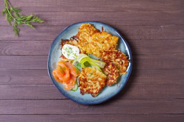 Füme somon, salatalık ve yoğurtlu haşhaş. Sebzeli börek, latke, patates keki. Sebzeli gözleme. Yüksek açı görünümü
