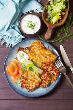 Füme somon, salatalık ve yoğurtlu haşhaş. Sebzeli börek, latke, patates keki. Sebzeli gözleme. Yüksek açı görünümü