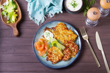 Füme somon, salatalık ve yoğurtlu haşhaş. Sebzeli börek, latke, patates keki. Sebzeli gözleme. Yüksek açı görünümü