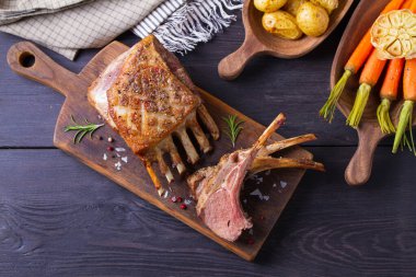 Kızarmış kuzu pirzolası. Tahta üzerinde sebzeli kuzu pirzolası. Yukarıdan görüntüle, en üstten 