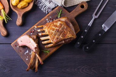 Kızarmış kuzu pirzolası. Tahta üzerinde sebzeli kuzu pirzolası. Yukarıdan görüntüle, en üstten 