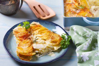 Mavi tabakta patates ve soğan rendesi. Deniz tarağı ya da patates püresi.