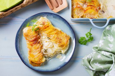 Mavi tabakta patates ve soğan rendesi. Patates püresi ya da patates püresi. Yukarıdan görüntüle, en üstten