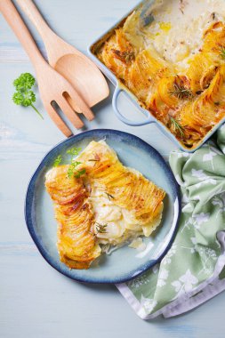 Mavi tabakta patates ve soğan rendesi. Patates püresi ya da patates püresi. Yukarıdan görüntüle, en üstten