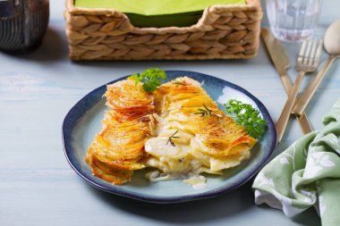 Mavi tabakta patates ve soğan rendesi. Deniz tarağı ya da patates püresi.