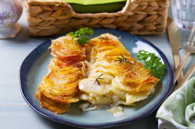 Mavi tabakta patates ve soğan rendesi. Deniz tarağı ya da patates püresi.