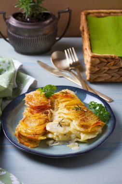Mavi tabakta patates ve soğan rendesi. Deniz tarağı ya da patates püresi.