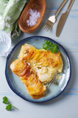 Mavi tabakta patates ve soğan rendesi. Patates püresi ya da patates püresi. Yukarıdan görüntüle, en üstten