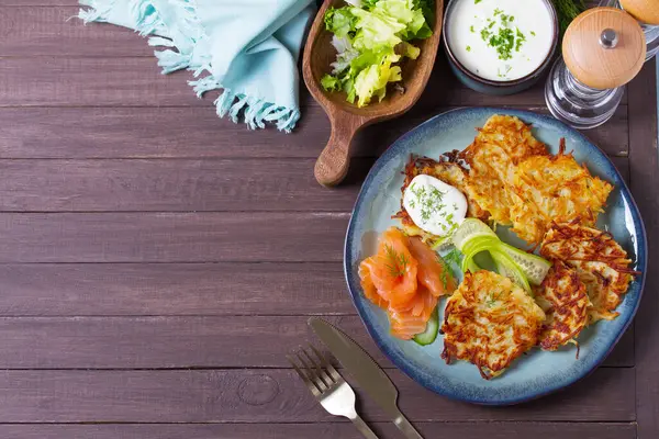 Füme somon, salatalık ve yoğurtlu haşhaş. Sebzeli börek, latke, patates keki. Sebzeli gözleme. Yüksek açı görünümü