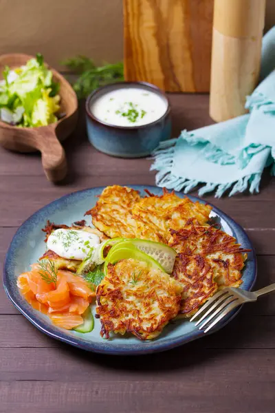 Füme somon, salatalık ve yoğurtlu haşhaş. Sebzeli börek, latke, patates keki. Sebzeli krep.