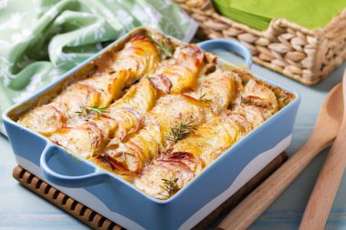 Mavi fırında patates ve soğan rendesi. Deniz tarağı ya da patates püresi.