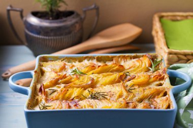 Mavi fırında patates ve soğan rendesi. Deniz tarağı ya da patates püresi.