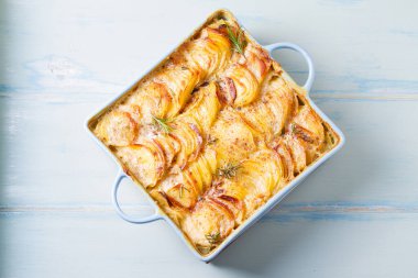 Mavi fırında patates ve soğan rendesi. Patates püresi ya da patates püresi. Yukarıdan görüntüle, en üstten